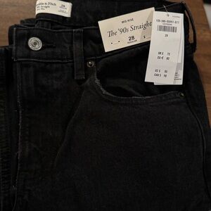 Abercrombie & Fitch Women’s 90s Straight Jeans 28
